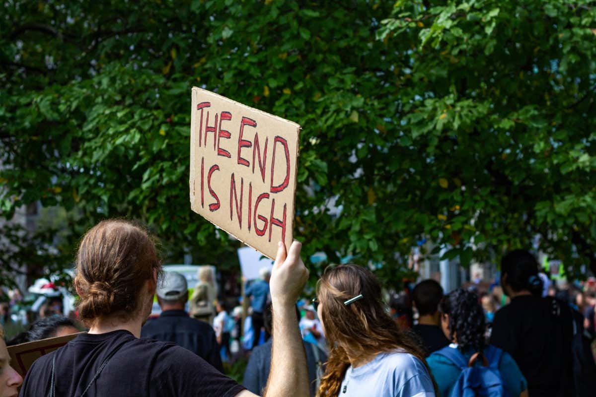 2A1MK33 OTTAWA, ONTARIO, CANADA - SEPTEMBER 27, 2019: Thousands of people gather and march towards Parliament Hill as part of a global climate strike protest.